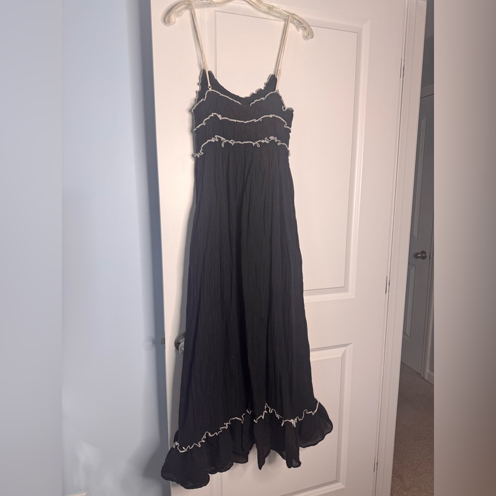 🍓6/$15🍓 Black & White Crepey Maxi Dress - Picture 7 of 7